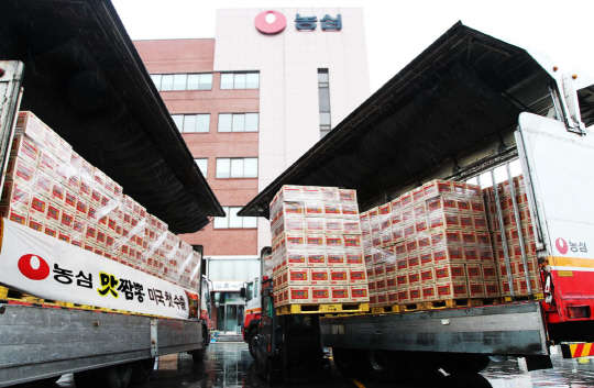 미국으로 수출될 농심 맛짬뽕이 컨테이너에 실리고 있다. 농심은 초도물량으로 총 100만달러 어치를 이달중 순차적으로 수출할 예정이다.   농심 제공